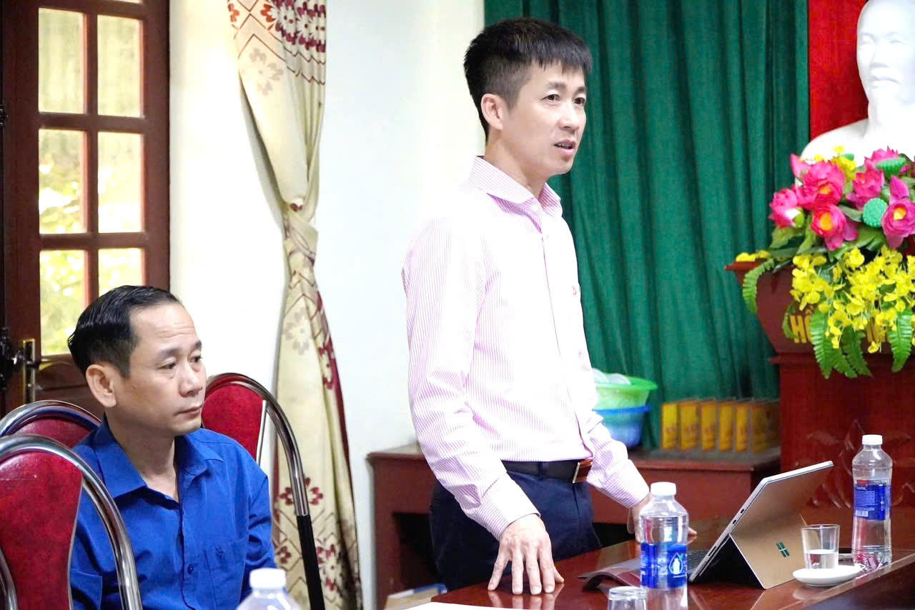 Bí thư chi bộ, Giám đốc NHCSXH Tân Sơn - ông Tăng Tiến Sỹ (mặc áo hồng) phát biểu tại Hội nghị công bố thành lập ban đại diện Hội đồng quản trị NHCSXH cấp xã trên địa bàn Tân Sơn.