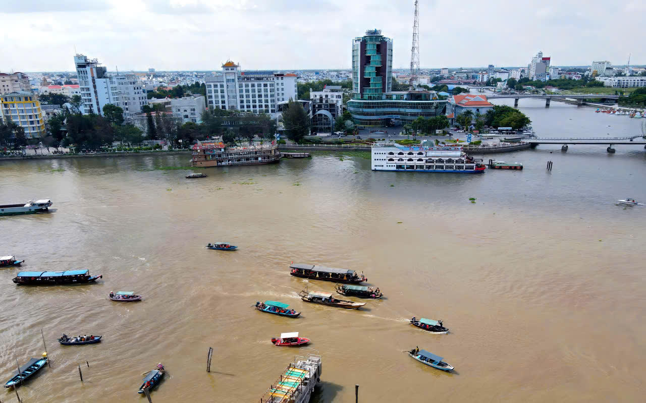 Thành phố sẽ tập trung triển khai đồng bộ nhiều nhóm giải pháp trọng tâm như hoàn thiện cơ chế, chính sách phát triển đô thị; đẩy mạnh chuyển đổi số và xây dựng chính quyền số; nâng cao chất lượng quy hoạch; phát triển hạ tầng giao thông, chống ngập, xử lý môi trường; phát triển nhà ở xã hội và hạ tầng xã hội đồng bộ.