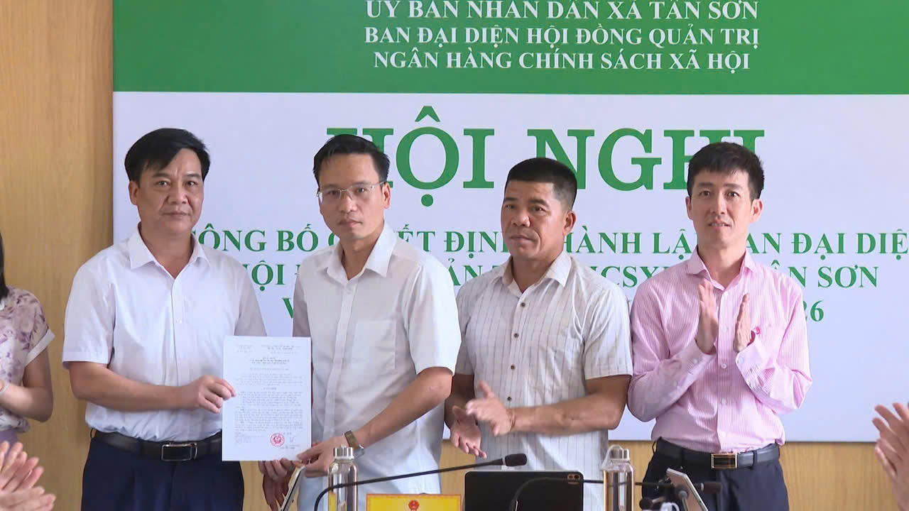 Bí thư chi bộ, Giám đốc NHCSXH Tân Sơn - ông Tăng Tiến Sỹ (người mặc áo hồng) tại Hội nghị công bố thành lập ban đại diện Hội đồng quản trị NHCSXH cấp xã trên địa bàn Tân Sơn.