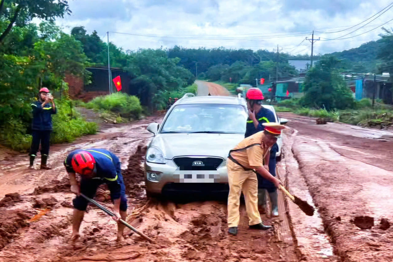 Mùa mưa đang bước vào giai đoạn cao điểm, tiềm ẩn nguy cơ xảy ra ngập lụt, sạt lở đất.