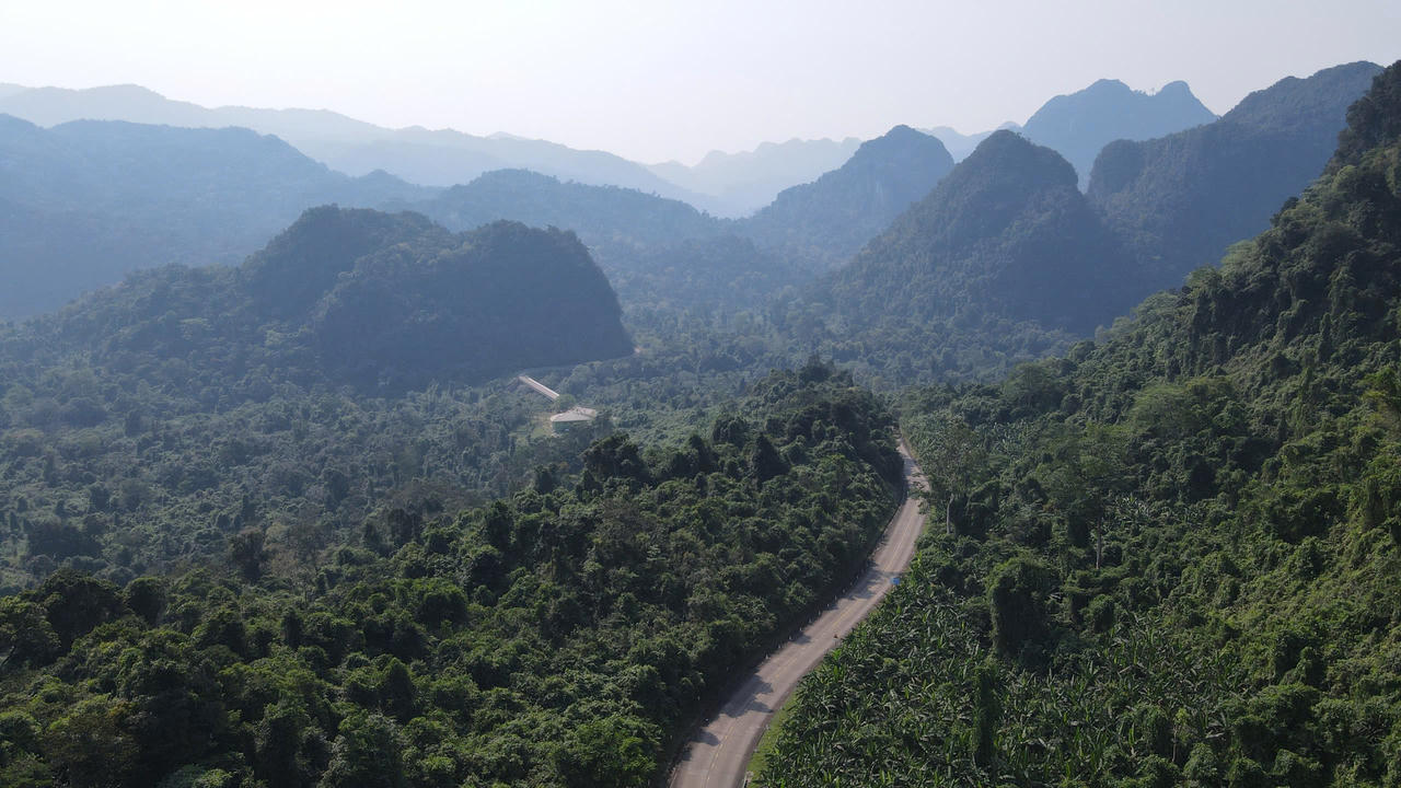 Đường lên đỉnh U Bò quanh năm mây bao phủ, mát mẻ, không khí trong lành.
