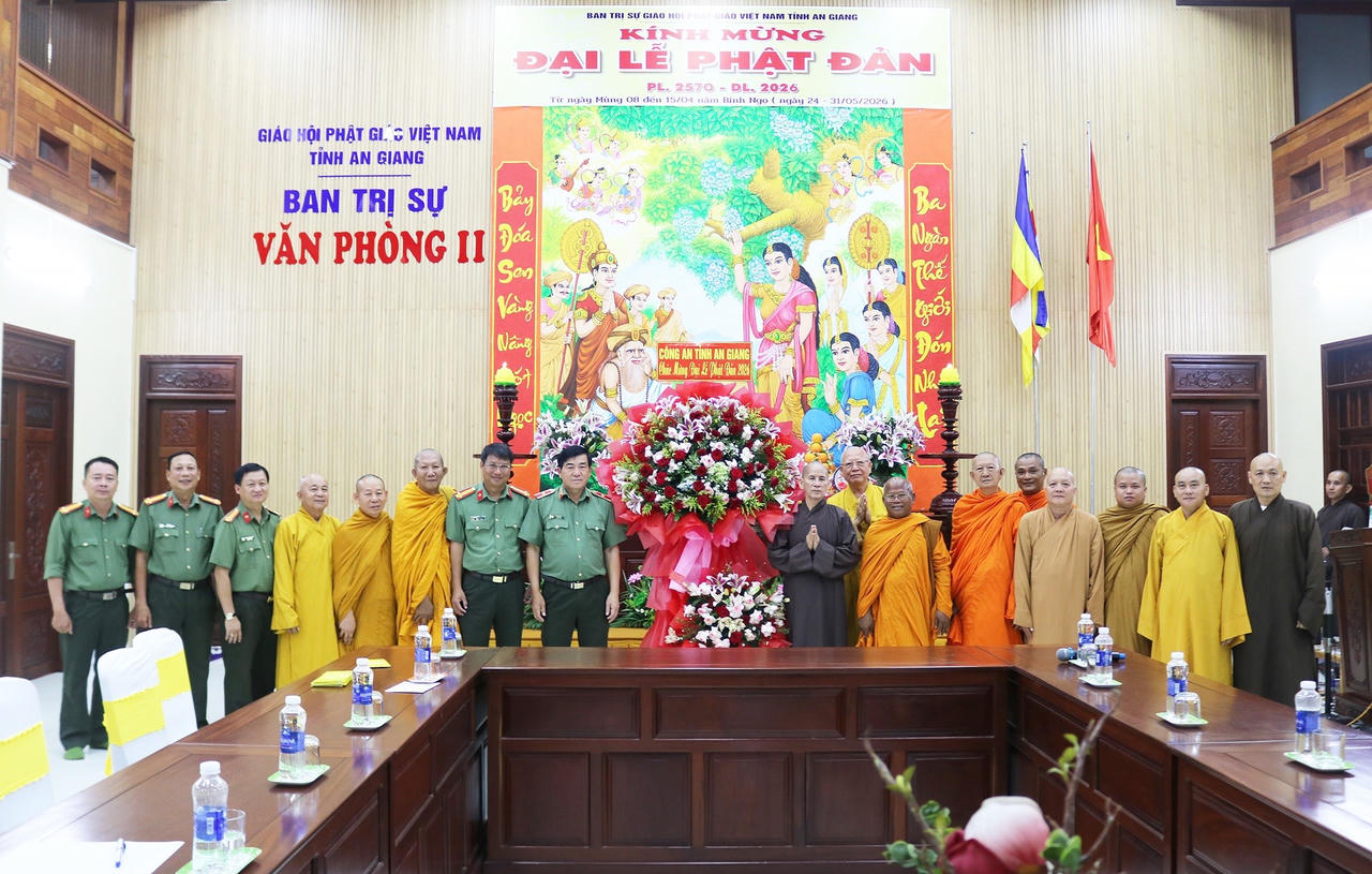 Thiếu tướng Nguyễn Văn Hận, Ủy viên Ban Thường vụ Tỉnh ủy, Giám đốc Công an tỉnh cùng đoàn công tác thăm, chúc mừng và tặng quà Ban Trị sự Giáo hội Phật giáo Việt Nam tỉnh An Giang (Văn phòng 2)