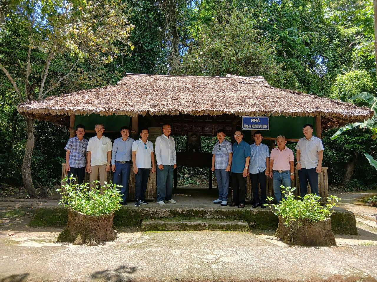 Hội Cựu chiến binh cơ quan Bộ Tư pháp thăm căn cứ Trung ương Cục miền Nam.