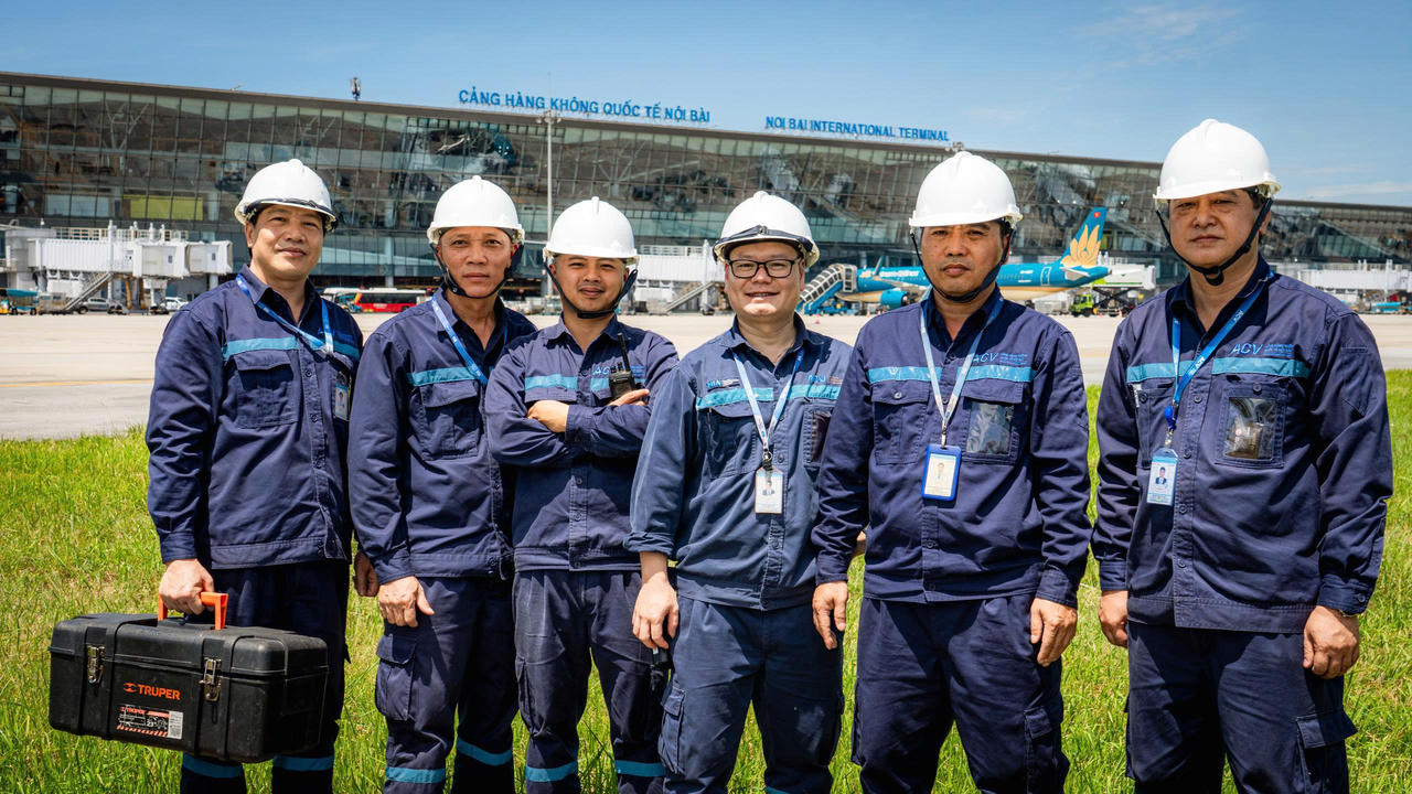 Dù vất vả, nhưng những người lao động của ACV luôn nở nụ cười trên môi bởi sau họ là hàng triệu chuyến bay an toàn.