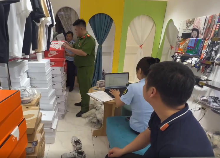 Chuyển hồ sơ tới cơ quan điều tra một hộ kinh doanh hàng nghi giả mạo nhãn hiệu thời trang nổi tiếng