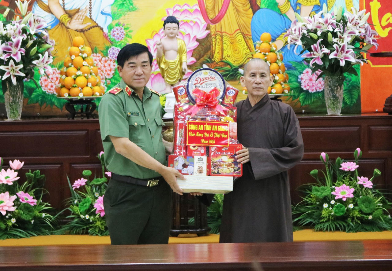 Thiếu tướng Nguyễn Văn Hận thăm, chúc mừng Đại lễ Phật Đản Giáo hội Phật giáo Việt Nam tỉnh An Giang