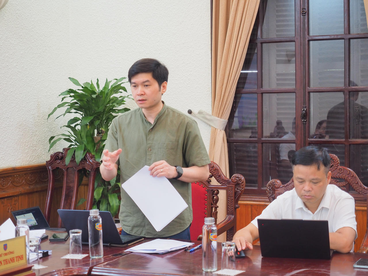 Cục trưởng Cục Công nghệ thông tin Phạm Quang Hiếu báo cáo tại buổi làm việc.