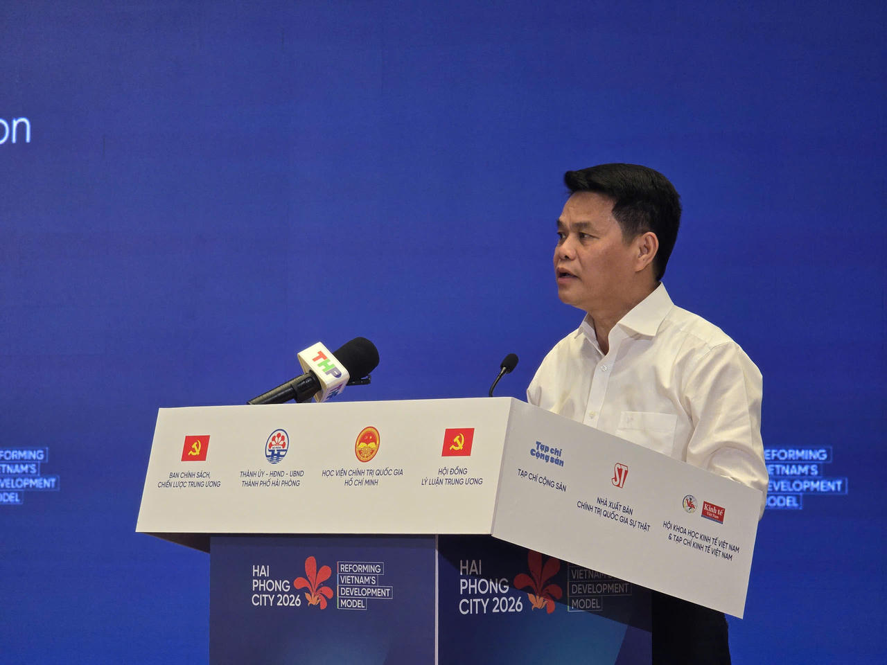 Ủy viên Trung ương Đảng, Bí thư Thành ủy, Trưởng Đoàn đại biểu Quốc hội TP Hải Phòng Lê Ngọc Châu phát biểu tại hội thảo.