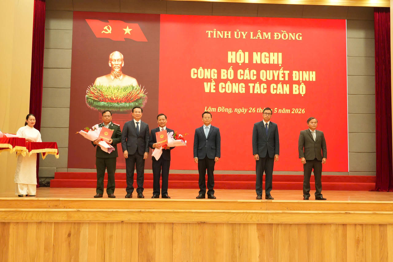 Ủy viên Trung ương Đảng, Chủ tịch Lâm Đồng Hồ Văn Mười (thứ 2 từ trái sang) tặng hoa chúc mừng các cán bộ được điều động, bổ nhiệm.
