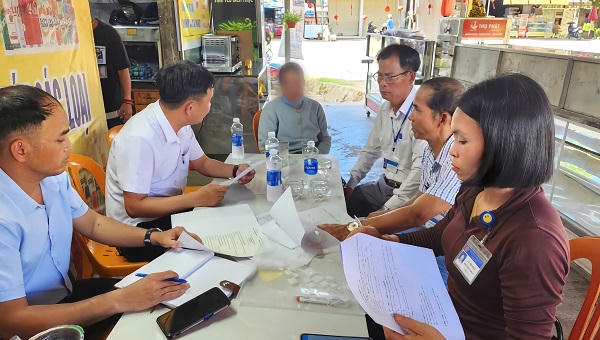 Vụ hộp xôi có dòi ở Quảng Trị: Cơ sở kinh doanh nhiều giấy tờ đã hết hạn Vụ hộp xôi có dòi ở Quảng Trị: Cơ sở kinh doanh nhiều giấy tờ đã hết hạn