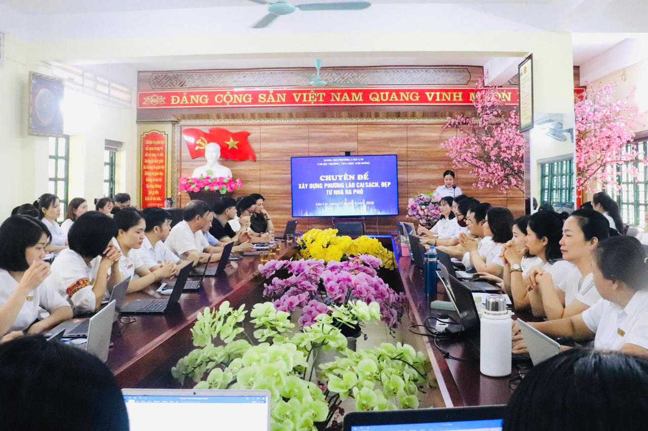 Chi bộ Trường Tiểu học Kim Đồng tổ chức sinh hoạt chuyên đề gắn với chuyển đổi số và xây dựng môi trường giáo dục xanh, sạch, đẹp.