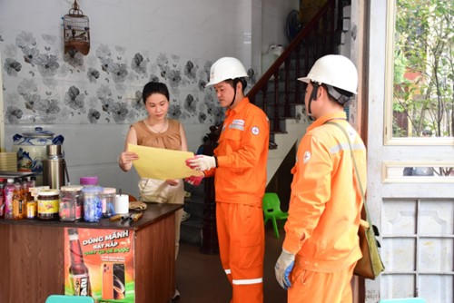 Đồng thời tích cực tuyên truyền tiết kiệm điện đến người dân