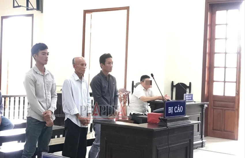 Các bị cáo trong vụ chống đối Đoàn cưỡng chế Thi hành án dân sự ở Cần Thơ, ảnh Báo PLTPHCM.