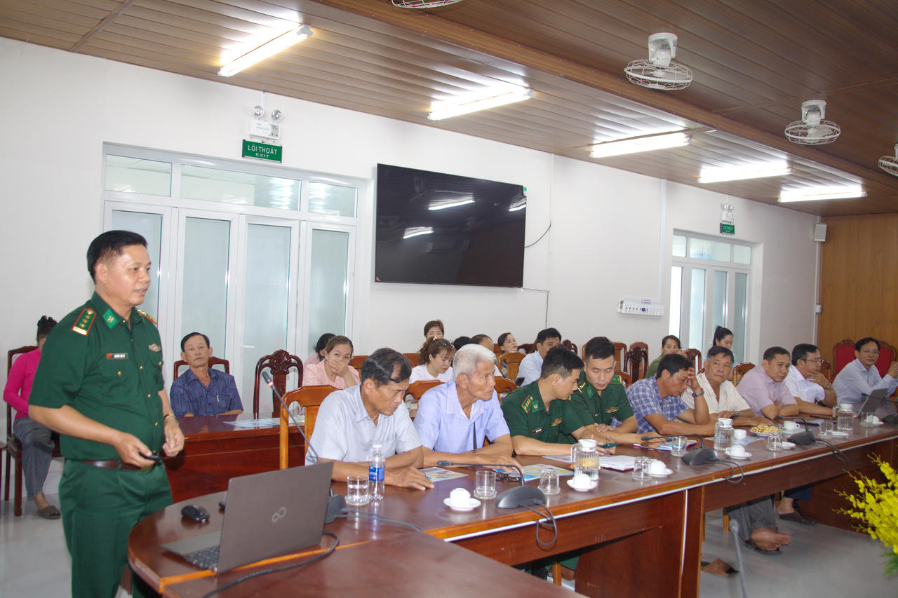 Thượng tá Nguyễn Văn Hệ - Phó Trưởng Phòng Nghiệp vụ, Ban Chỉ huy BĐBP Cà Mau phổ biến quy định pháp luật về biên giới biển, bảo vệ chủ quyền và không xâm phạm vùng biển nước ngoài.