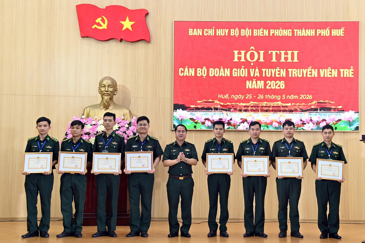 Ban tổ chức trao giải cho các tập thể có thành tích xuất sắc.