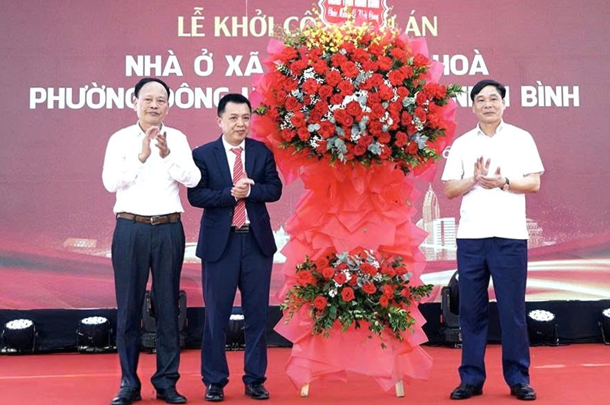 Ông Nguyễn Anh Chức, Phó Chủ tịch UBND tỉnh Ninh Bình đến dự và tặng hoa chúc mừng