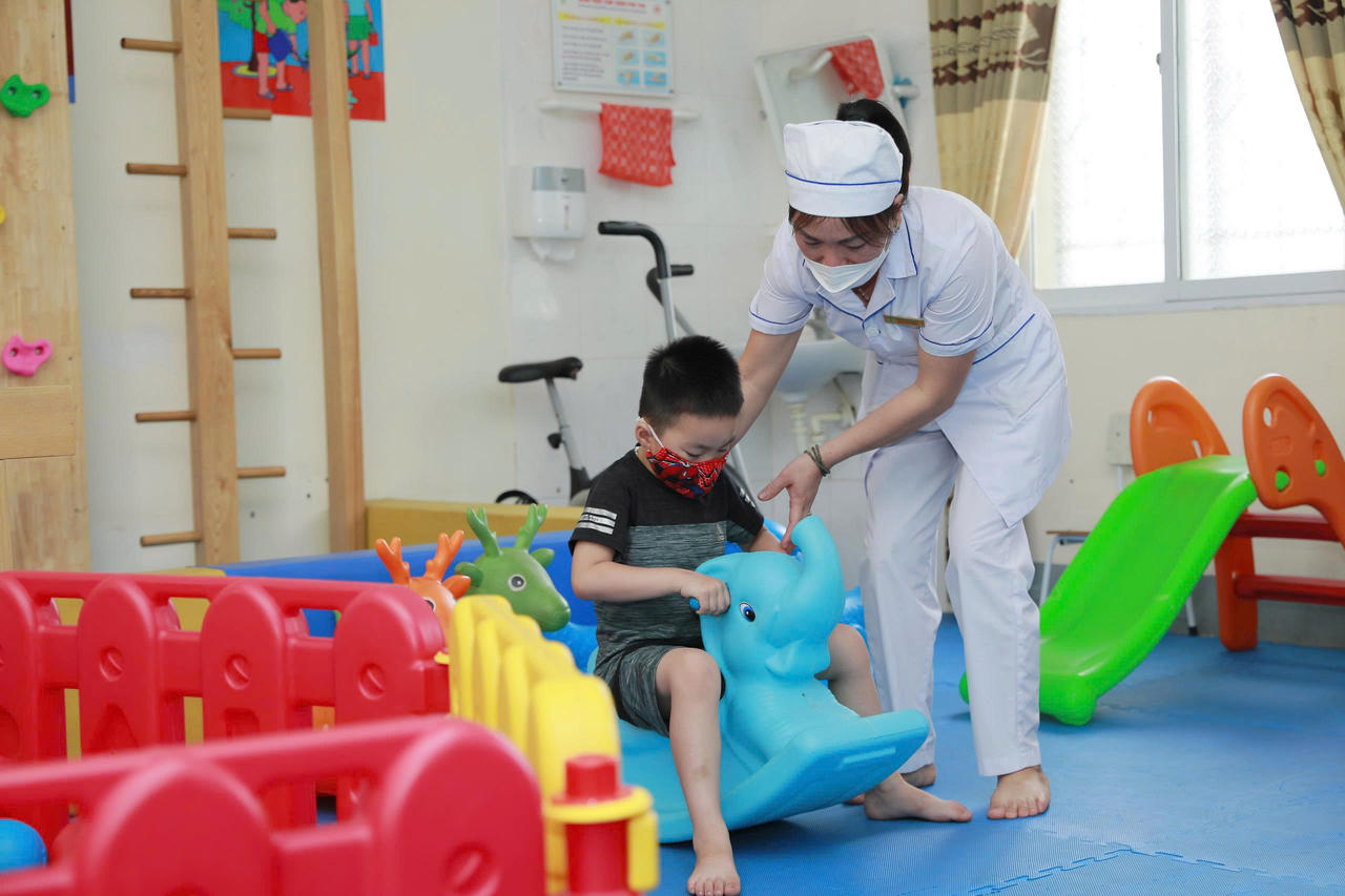Bác sĩ hỗ trợ trẻ rối loạn tự kỷ và chậm phát triển tâm lý tại bệnh viện.