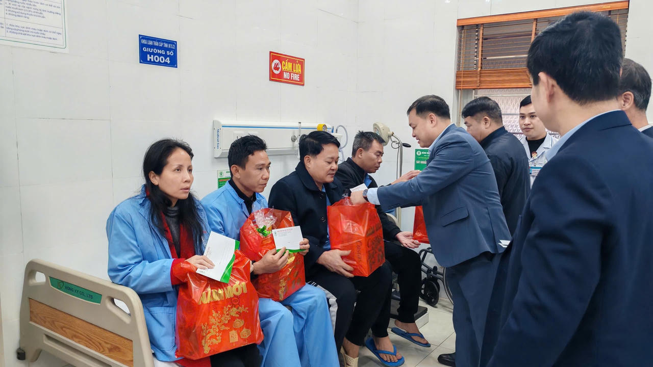 Lãnh đạo bệnh viện thăm, tặng quà, động viên người bệnh điều trị tại bệnh viện.