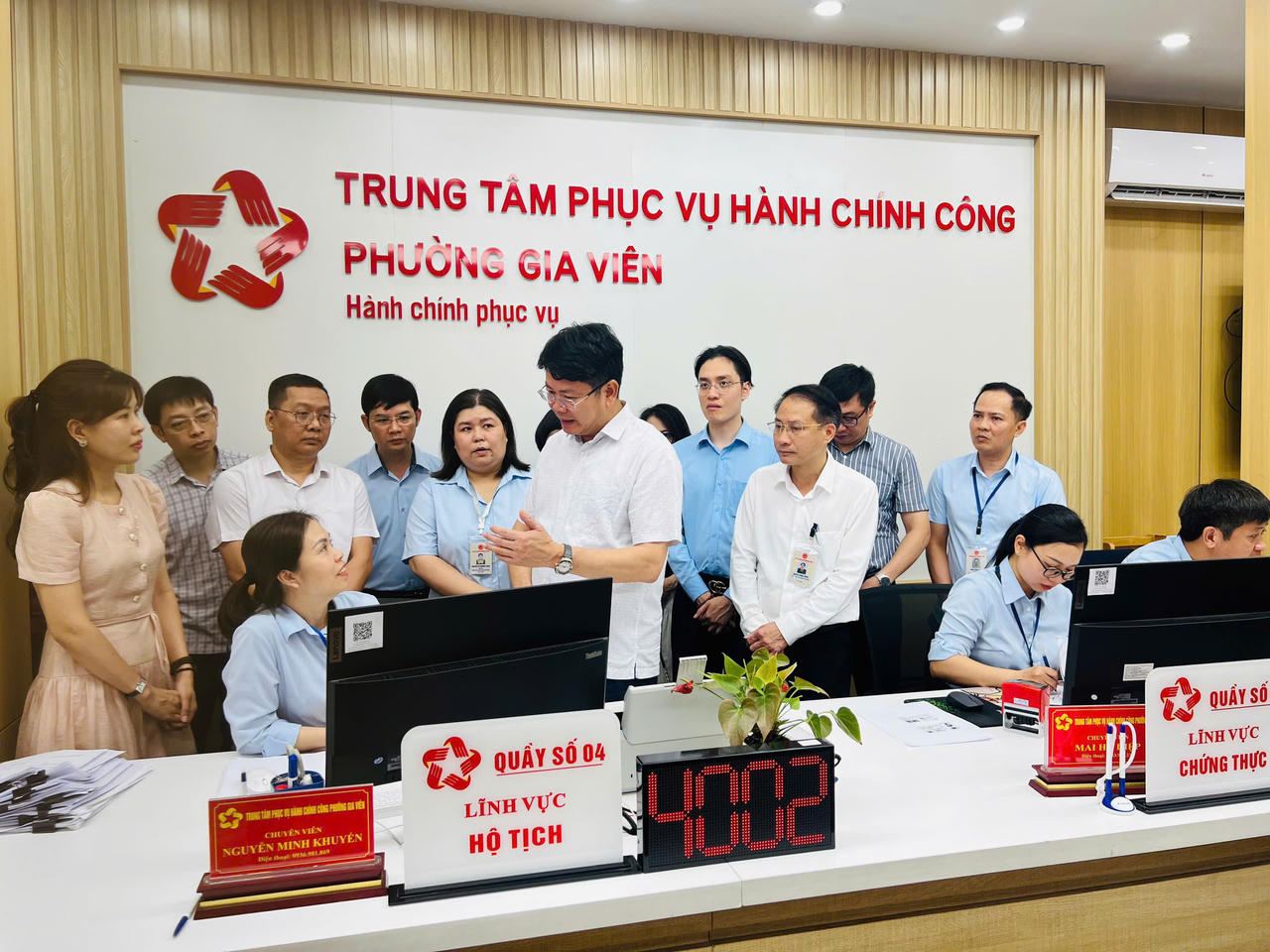 Thứ trưởng Bộ Tư pháp Nguyễn Thanh Tịnh kiểm tra tình hình vận hành hệ thống giải quyết thủ tục hành chính tại phường Gia Viên.