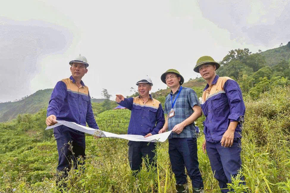 Lãnh đạo xã Hợp Thành và lãnh đạo Công ty CP đồng Tả Phời - Vinacomin trao đổi với các lực lượng tham gia triển khai khôi phục lại mốc giới dự án..
