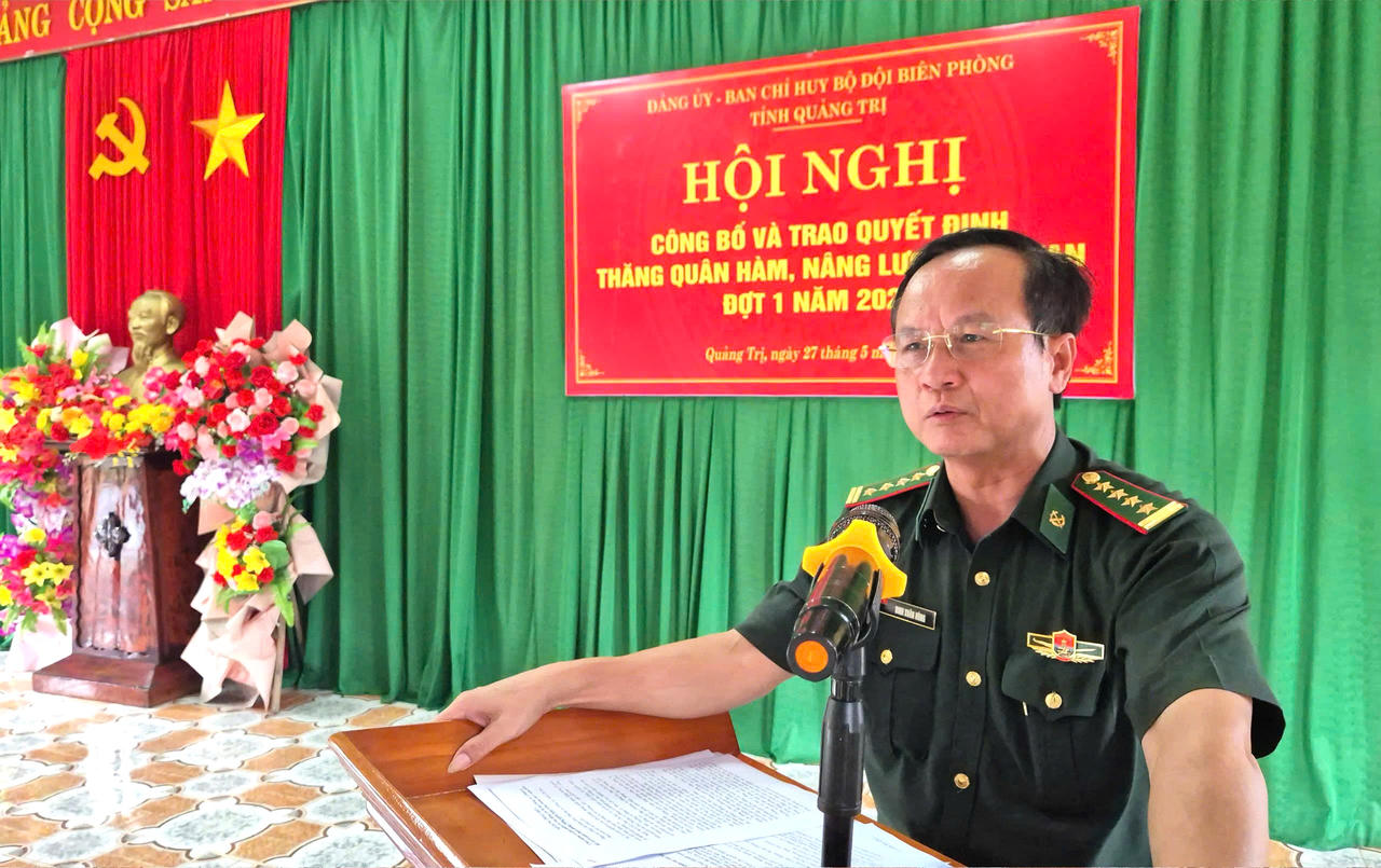 Đại tá Đinh Xuân Hùng, Bí thư Đảng ủy, Chính ủy Bộ đội Biên phòng tỉnh phát biểu giao nhiệm vụ