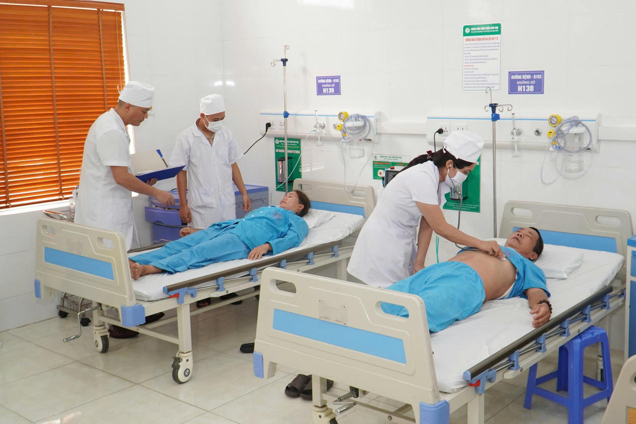Các bác sĩ tiến hành thăm khám cho bệnh nhân.