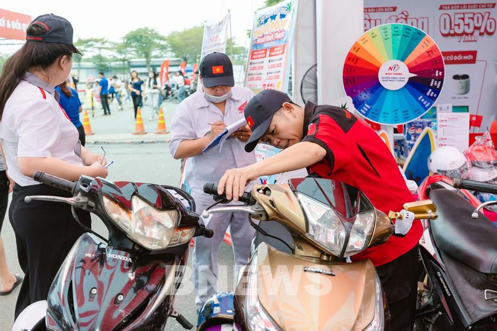 Trong 9 tiếng diễn ra sự kiện có hàng trăm chiếc xe mới được trao tay cùng gần 200 chiếc xe cũ đã được thu mua lại thành công