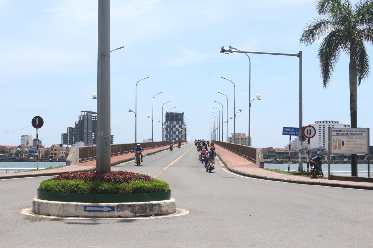Hệ thống camera phạt nguội tại khu vực cầu Nhật Lệ 1 được đề xuất rà soát, đánh giá lại nhằm phù hợp hơn với thực tế tổ chức giao thông.