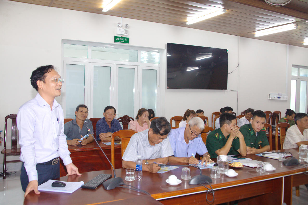 Ông Đỗ Hồng Quang – Trưởng Phòng Phổ biến, giáo dục pháp luật (Sở Tư pháp tỉnh Cà Mau), triển khai các quy định xử phạt vi phạm hành chính trong lĩnh vực thủy sản theo quy định mới.