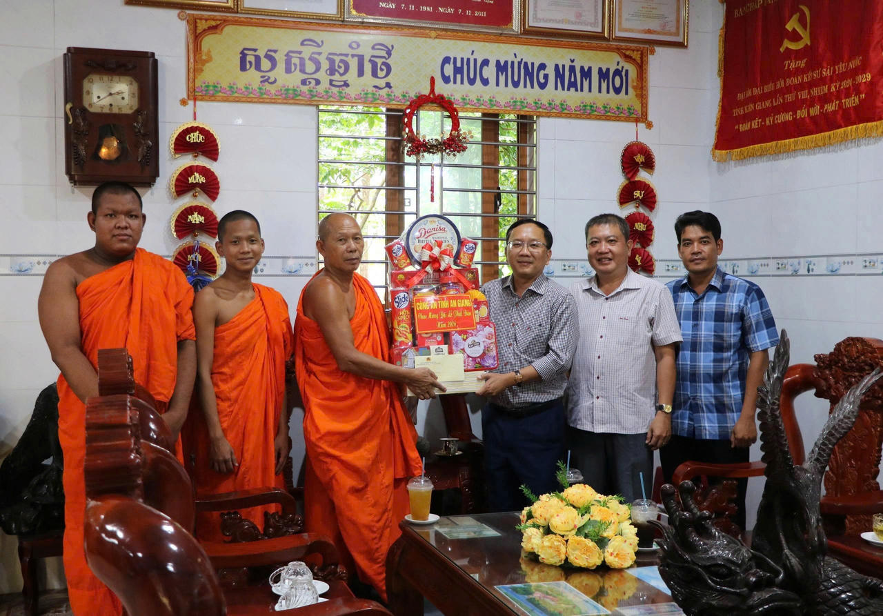 Phó Giám đốc Công an tỉnh An Giang thăm chùa, chúc mừng Đại lễ Phật Đản năm 2026