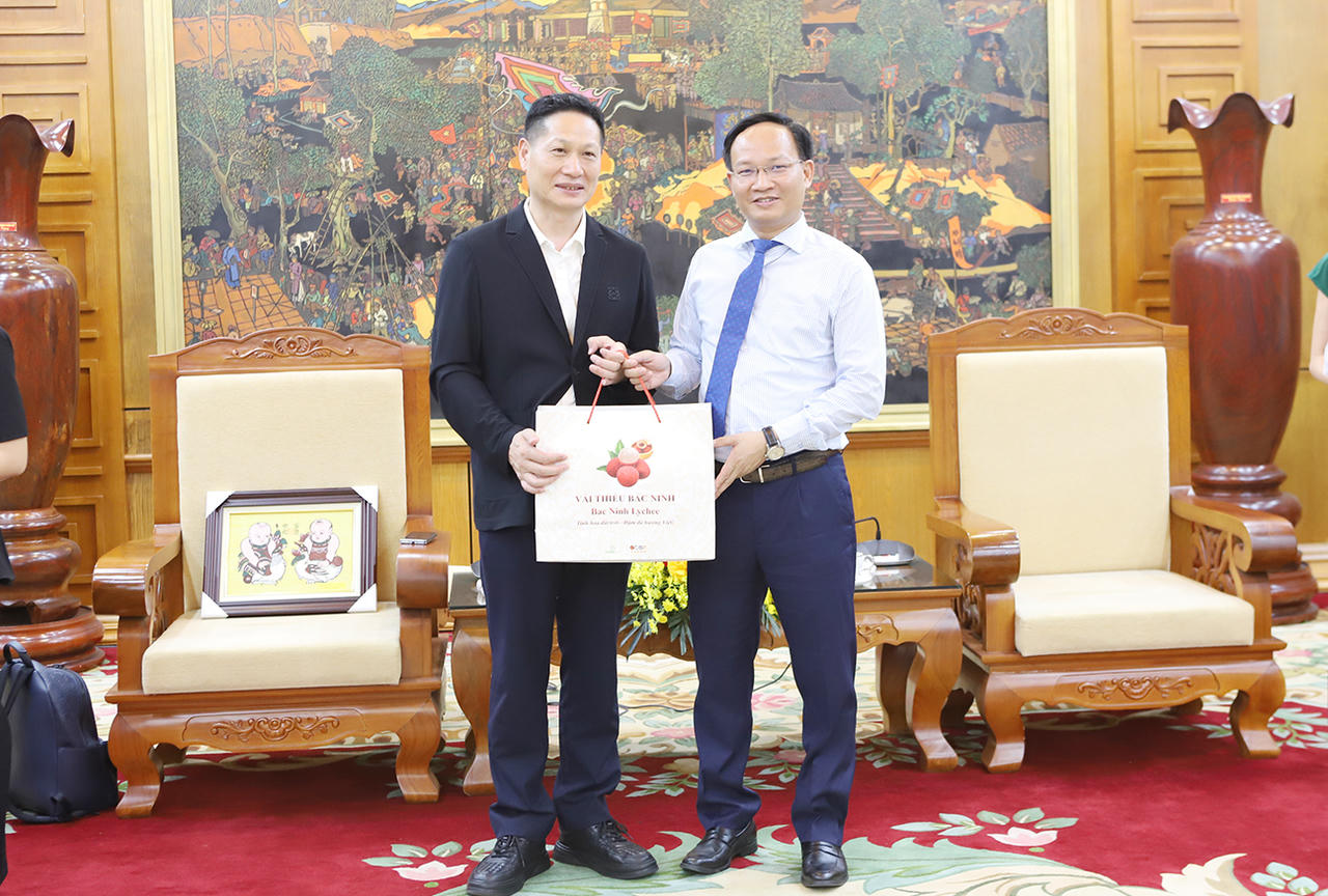 Phó Chủ tịch UBND tỉnh Bắc Ninh Phạm Văn Thịnh tặng vải thiều - sản phẩm OCOP nông sản chủ lực của tỉnh cho đoàn doanh nghiệp Trung Quốc.