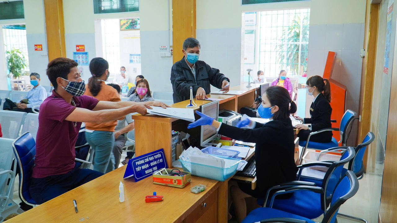 Đội ngũ y, bác sĩ và cán bộ bệnh viện luôn có thái độ phục vụ người bệnh một cách tận tình, chuyên nghiệp.