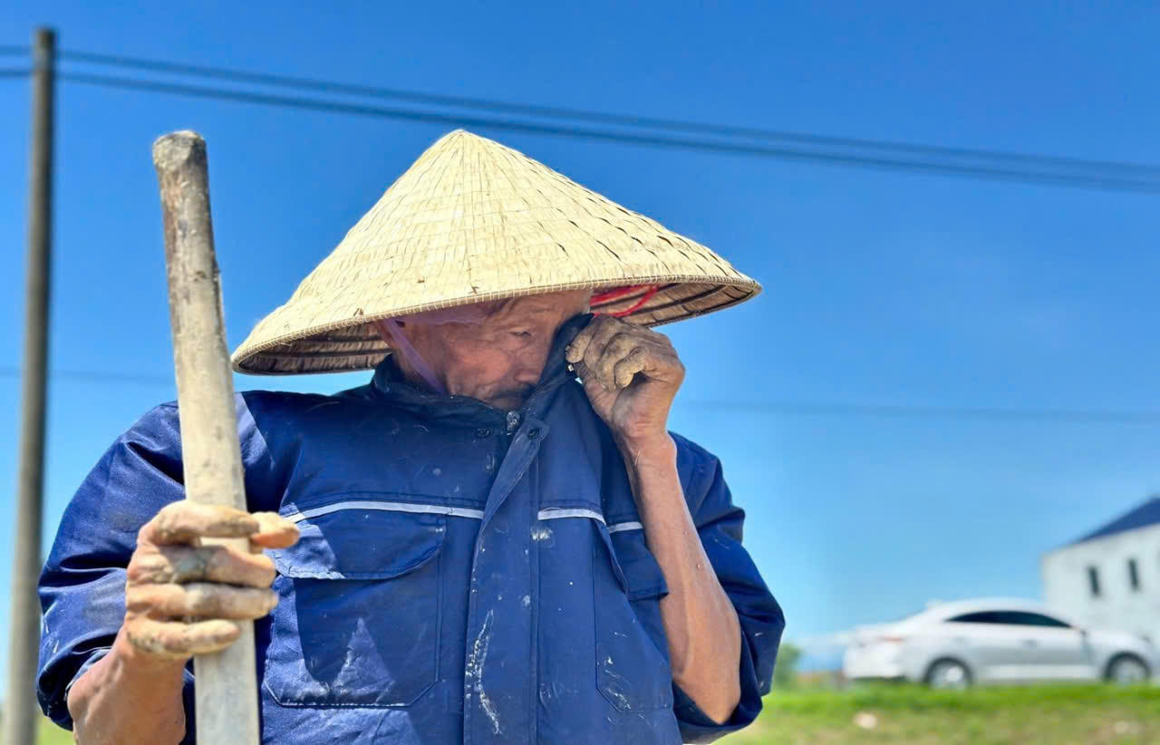 Nắng nóng 'thiêu đốt' Nghệ An, người dân vật lộn mưu sinh
