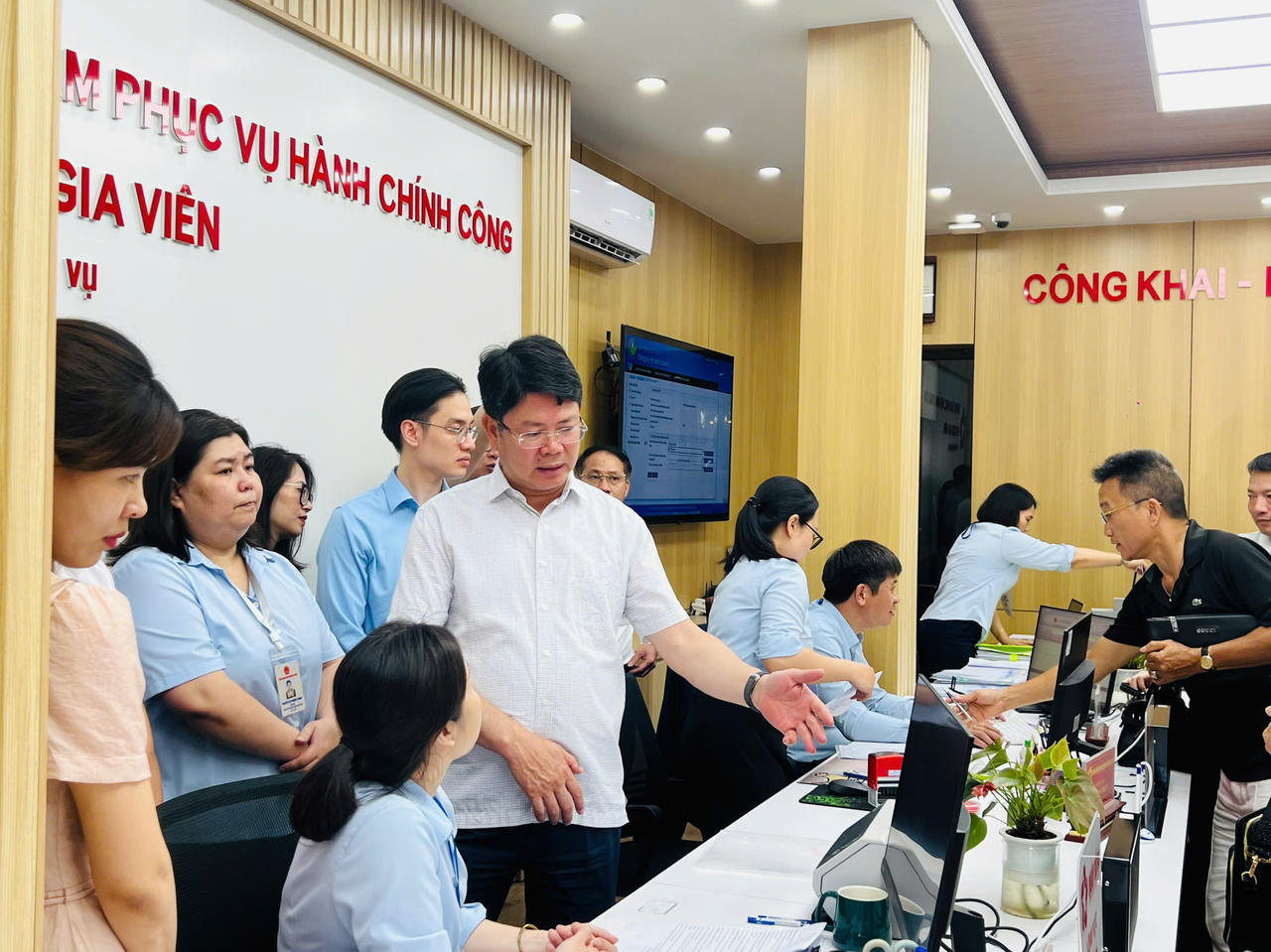 Thứ trưởng Bộ Tư pháp Nguyễn Thanh Tịnh trao đổi, động viên cán bộ trực tiếp thực hiện nhiệm vụ tại Trung tâm Phục vụ hành chính công phường Gia Viên.