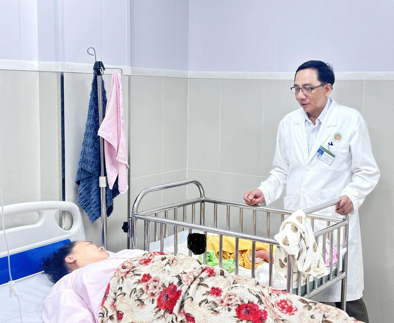 BS.CK2 Khưu Văn Hậu&nbsp;sản phụ T.N.X lúc đang nằm điều trị.&nbsp;