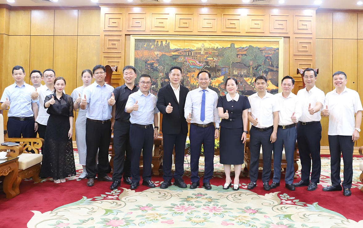 Lãnh đạo tỉnh Bắc Ninh chụp ảnh lưu niệm cùng đoàn doanh nghiệp Trung Quốc tại buổi làm việc.