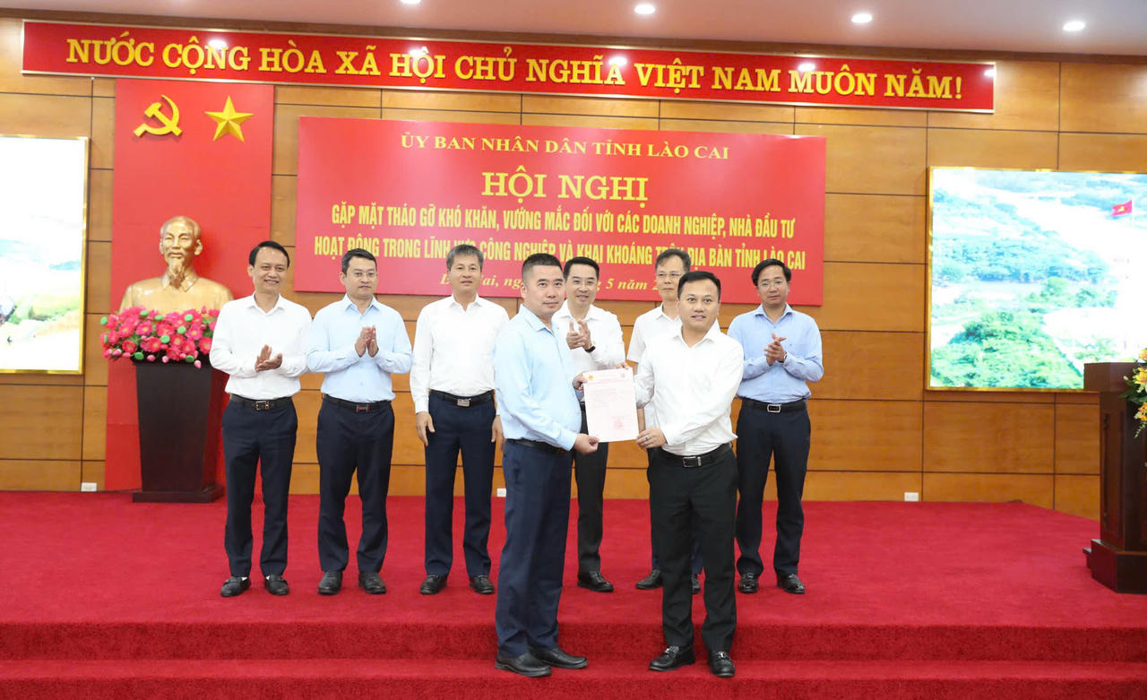Tại hội nghị,&nbsp;Tổng công ty Viglacera CTCP chủ đầu tư dự án đầu tư xây dựng và kinh doanh kết cấu hạ tầng Khu công nghiệp Trấn Yên được trao Giấy chứng nhận quyền sử dụng đất và Quyết định cho thuê đất.