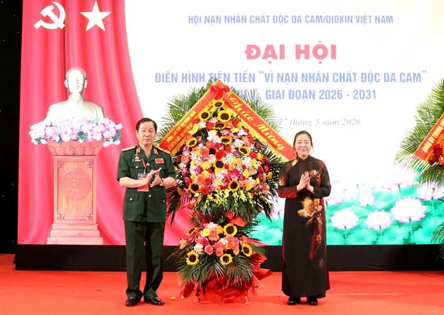 Bà Bùi Thị Minh Hoài, Ủy viên Bộ Chính trị, Bí thư Trung ương Đảng, Chủ tịch Ủy ban Trung ương MTTQ Việt Nam tặng hoa chúc mừng Đại hội. Ảnh: Minh Đức