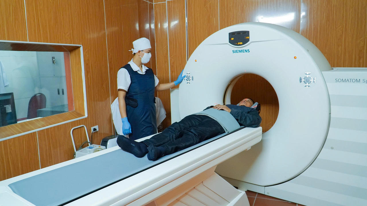 Bác sĩ&nbsp;thực hiện chụp cắt lớp vi tính (CT Scanner) cho bệnh nhân.