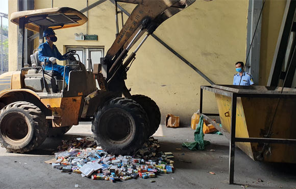 Tiêu hủy thuốc lá điện tử vi phạm để bảo vệ sức khỏe cộng đồng

