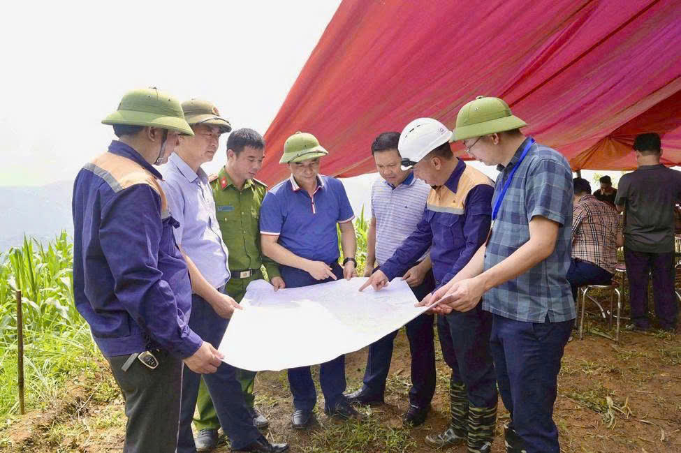 Lãnh đạo xã Hợp Thành, đại diện doanh nghiệp cùng các cơ quan chức năng kiểm tra thực địa tại khu vực triển khai khôi phục lại mốc ranh giới Dự án mỏ đồng Tả Phời theo quy định .