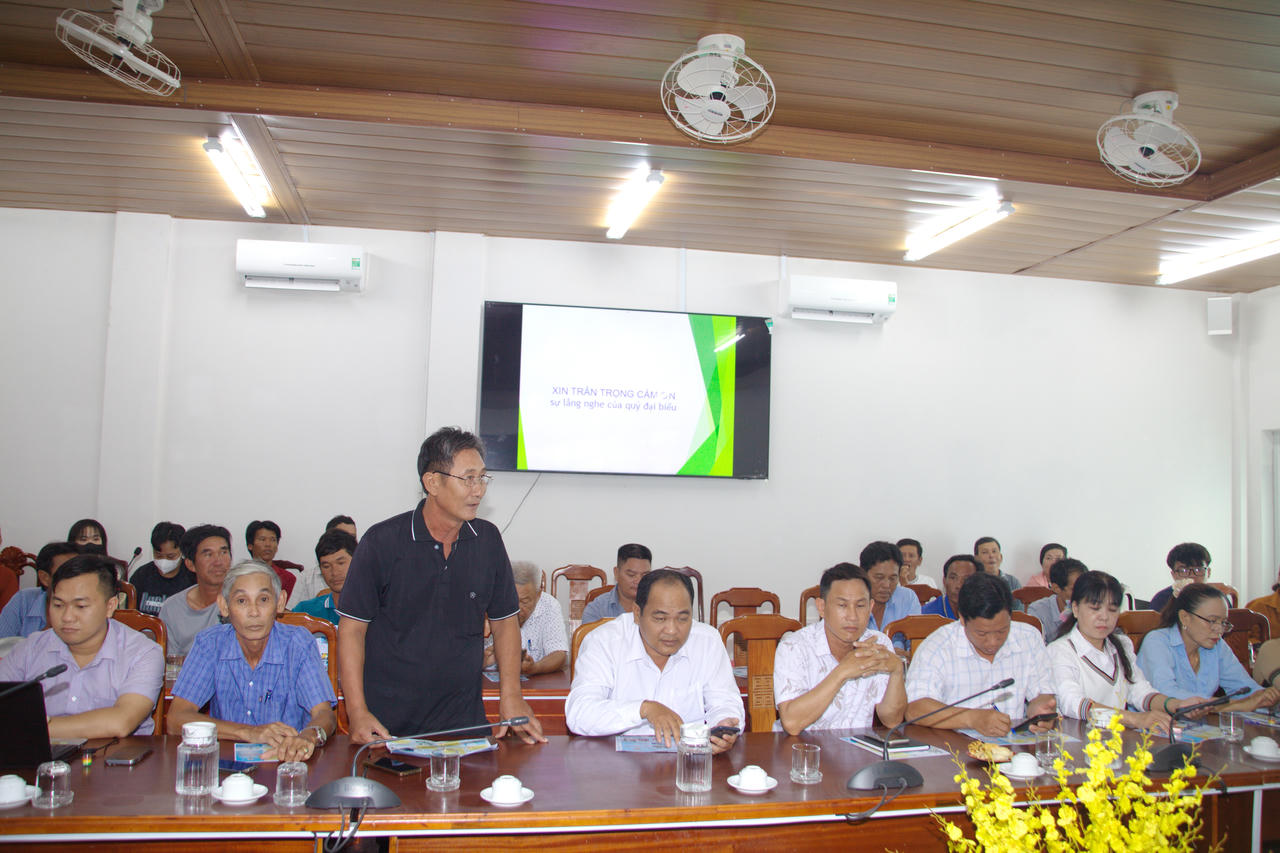 Ông Tô Văn Chiến (chủ tàu cá ở ấp Nhà Diệu, xã Phan Ngọc Hiển), đặt câu hỏi về các quy định liên quan đến đăng ký, đăng kiểm và cấp phép tàu cá tại Hội nghị.