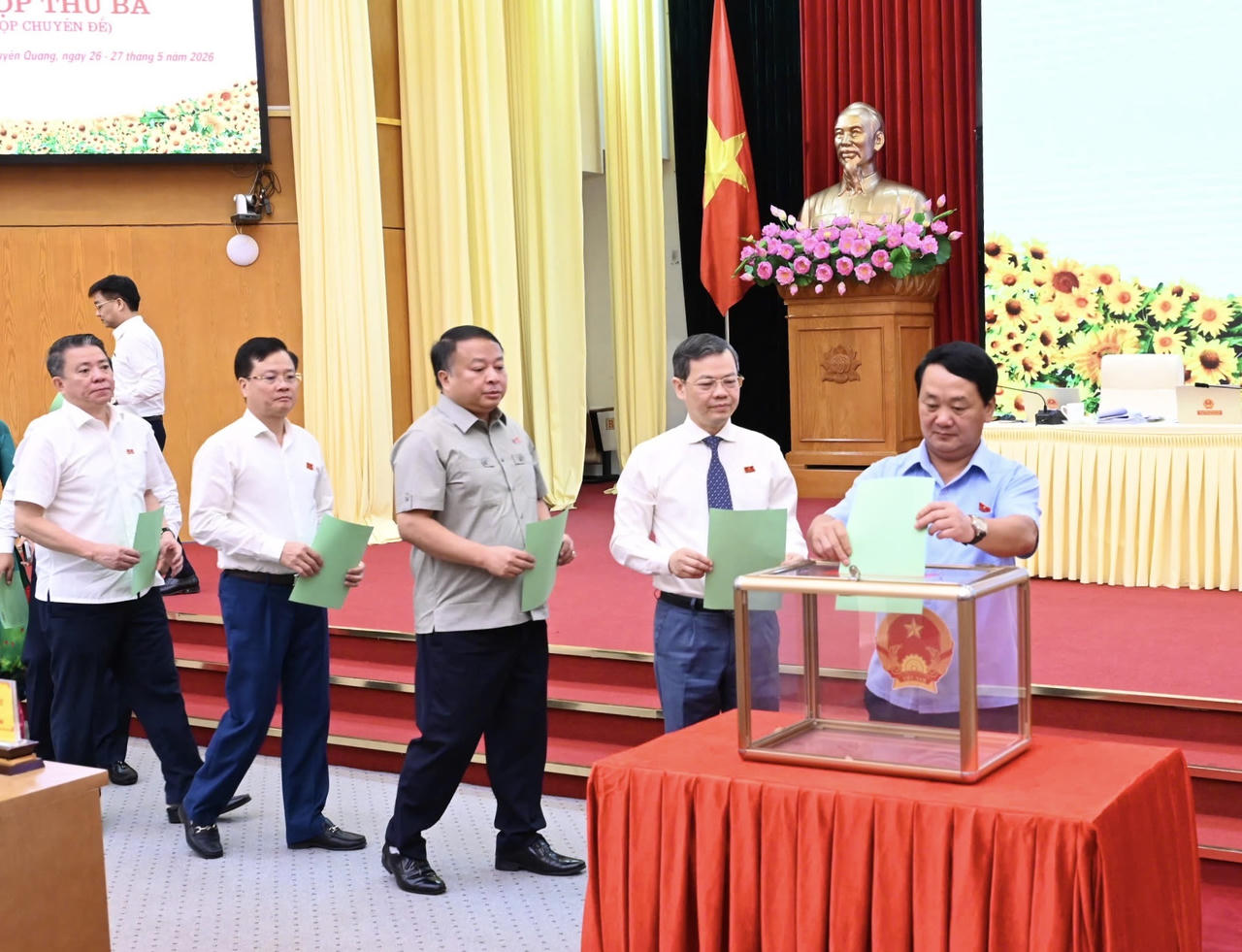 Các đại biểu HĐND tỉnh Tuyên Quang&nbsp; bỏ phiếu bầu Phó Chủ tịch UBND tỉnh nhiệm kỳ 2026 - 2031. (Nguồn: tuyenquang.gov.vn).