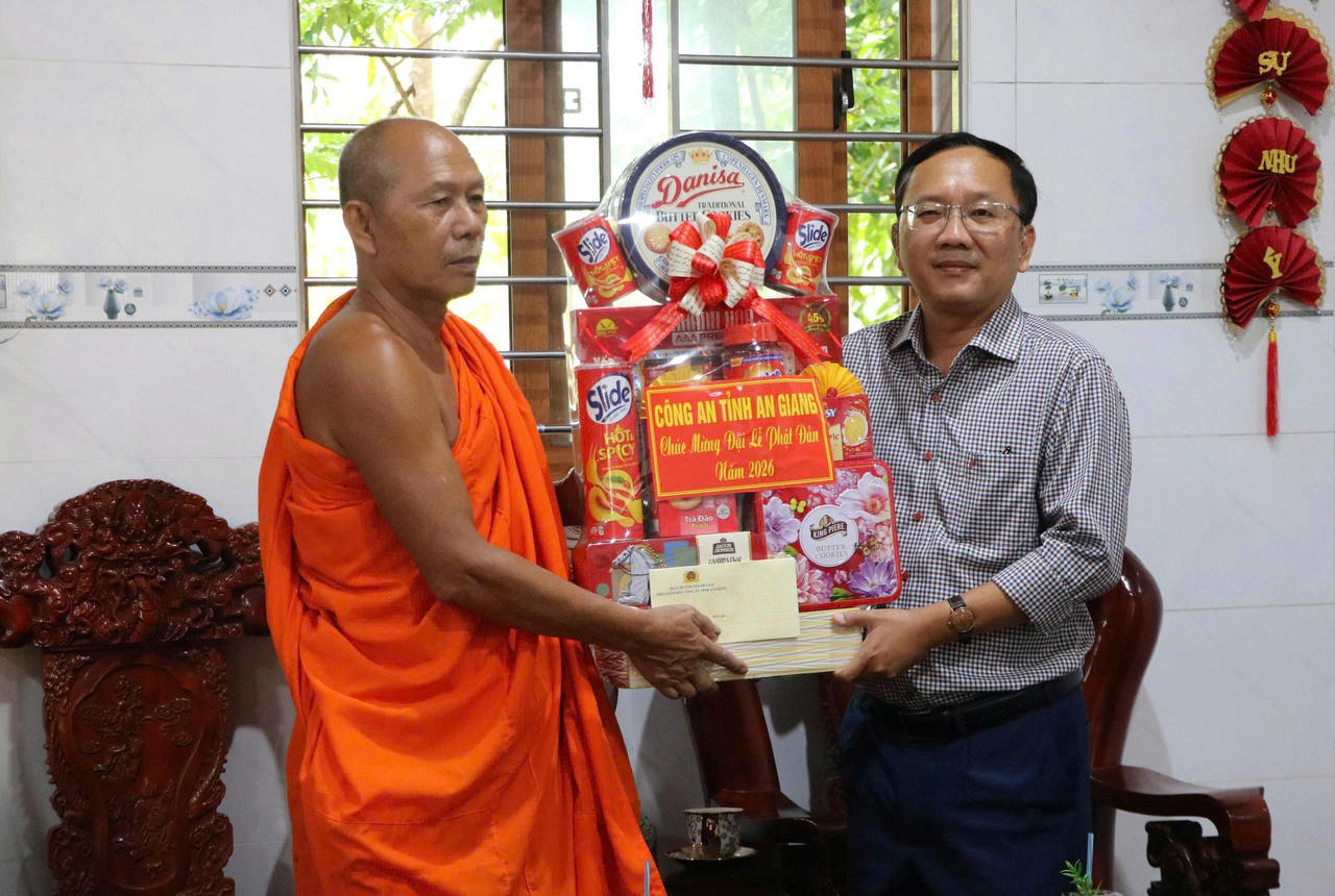 Đại tá Huỳnh Thanh Lâm thăm, tặng quà chùa Cà Nhung;&nbsp;Hoà thượng Danh Đổng, Trụ trì chùa Cà Nhung tiếp nhận.