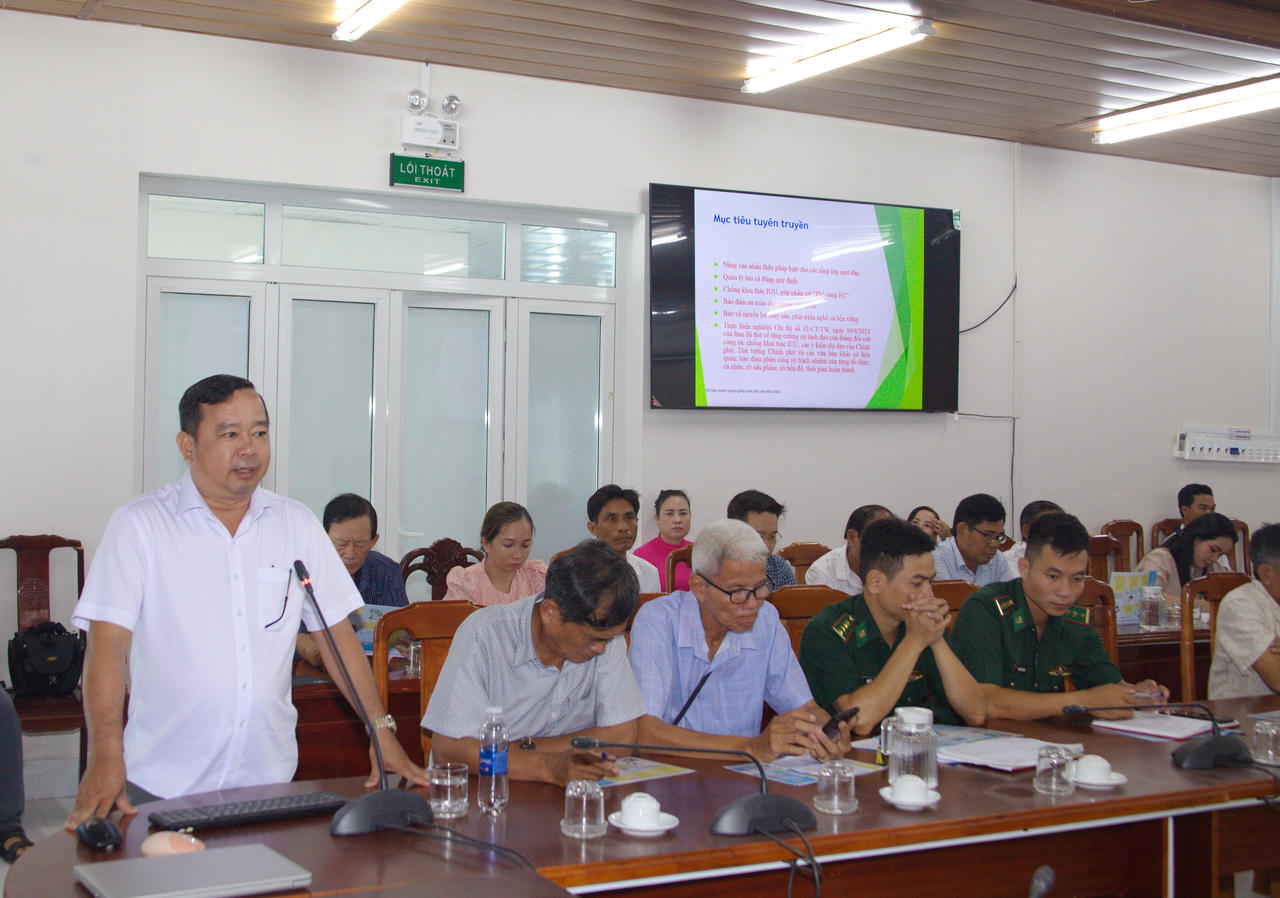 Ông Nguyễn Hoàng Xuân – Phó Chi cục trưởng Chi cục Thủy sản, Sở Nông nghiệp và Môi trường tỉnh Cà Mau triển khai các quy định trọng tâm của Luật Thủy sản và văn bản hướng dẫn thi hành liên quan.