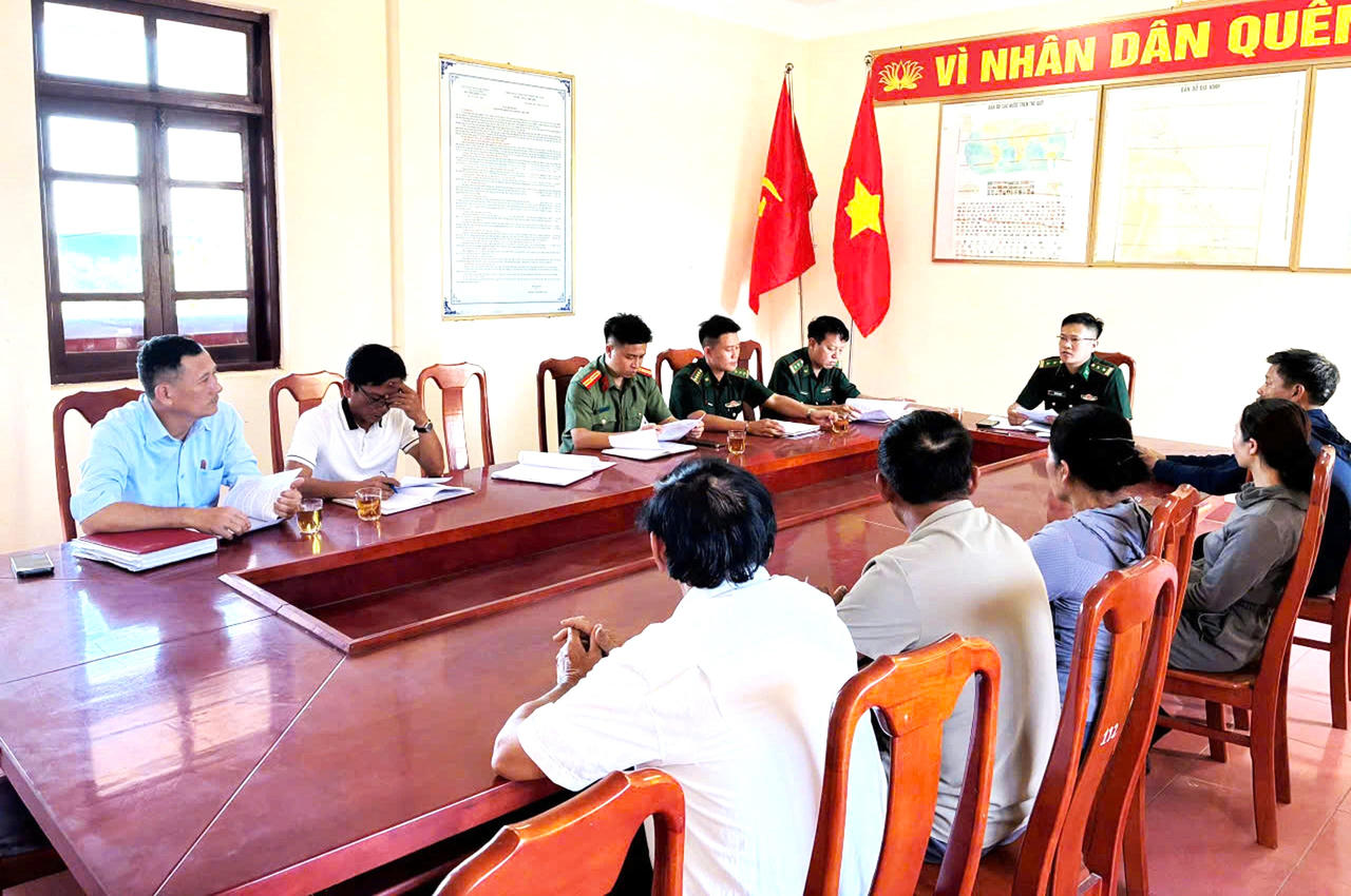 Lực lượng Biên phòng phối hợp với chính quyền địa phương và cơ quan chức năng làm việc với các chủ tàu cá vi phạm quy định khai thác IUU.