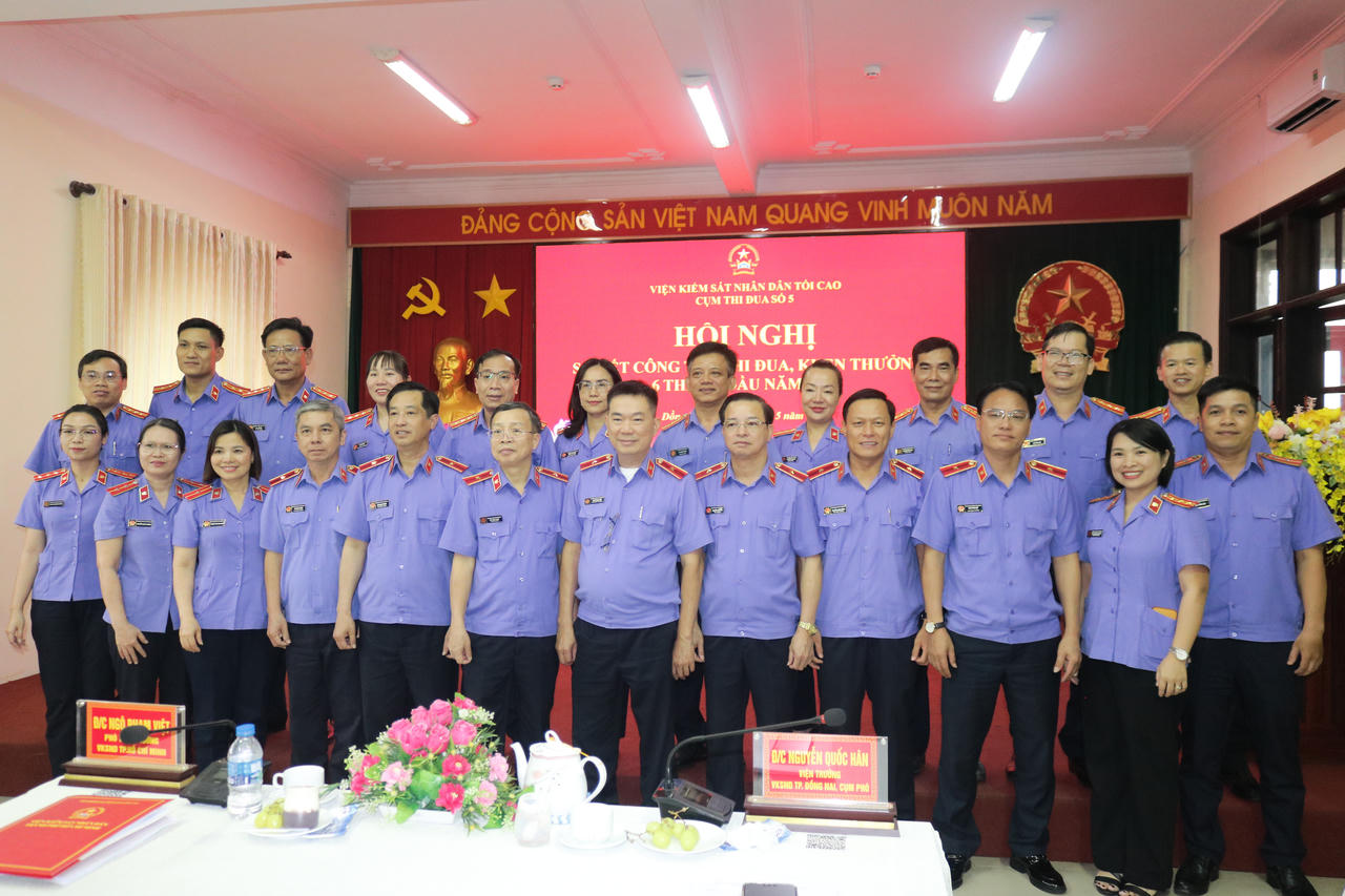 Các đại biểu tham dự Hội nghị chụp ảnh lưu niệm.
