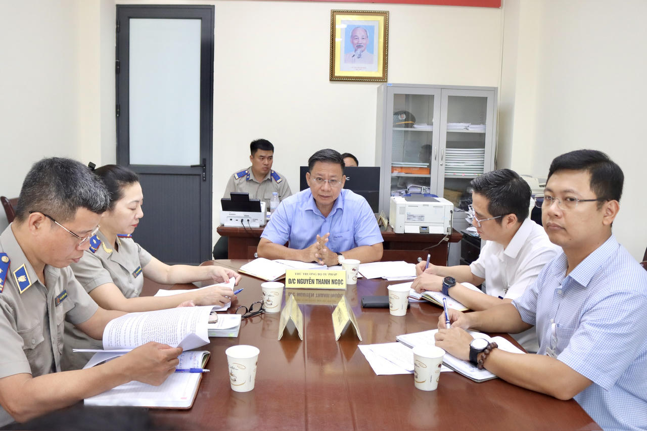 Thứ trưởng Nguyễn Thanh Ngọc ghi nhận các ý kiến trình bày, đề nghị của công dân