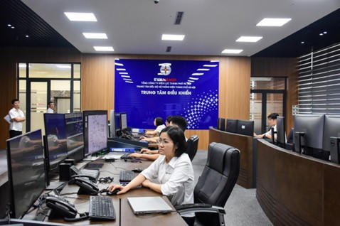 Trung tâm điều độ của EVNHANOI hoạt động liên tục 24/24h. Tại đây, mọi thông số vận hành của hệ thống điện Thủ đô được giám sát theo thời gian thực nhằm kịp thời điều hành phụ tải, xử lý tình huống và bảo đảm cung ứng điện ổn định cho người dân.