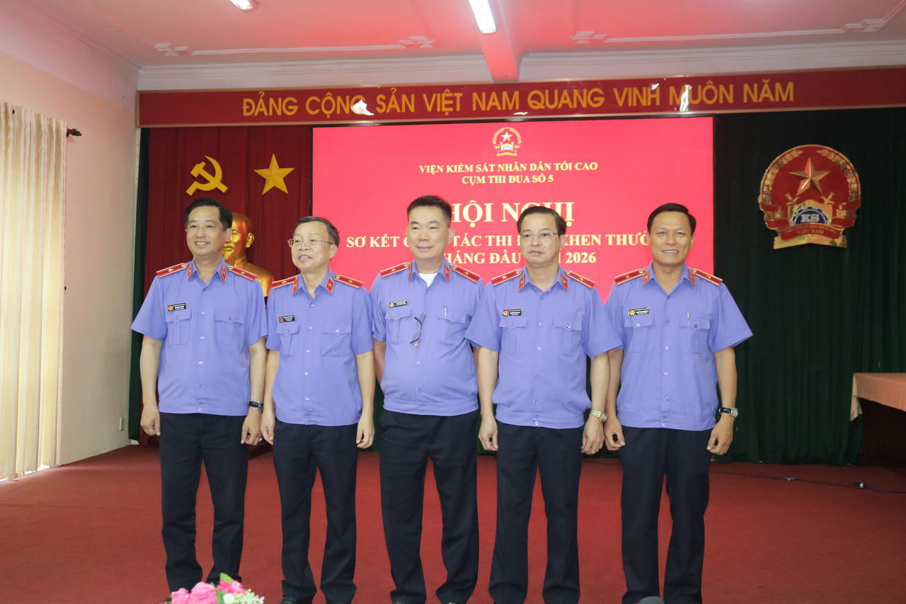 Lãnh đạo 5 đơn vị Cụm thi đua số 5 chụp ảnh lưu niệm.